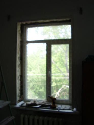 Відстань між старими рамами іноді складає до 20 сантиметрів, площина укосу не " виходить" на змонтоване нове вікно, укіс часом обвалюється до верхньої віконної балки :(